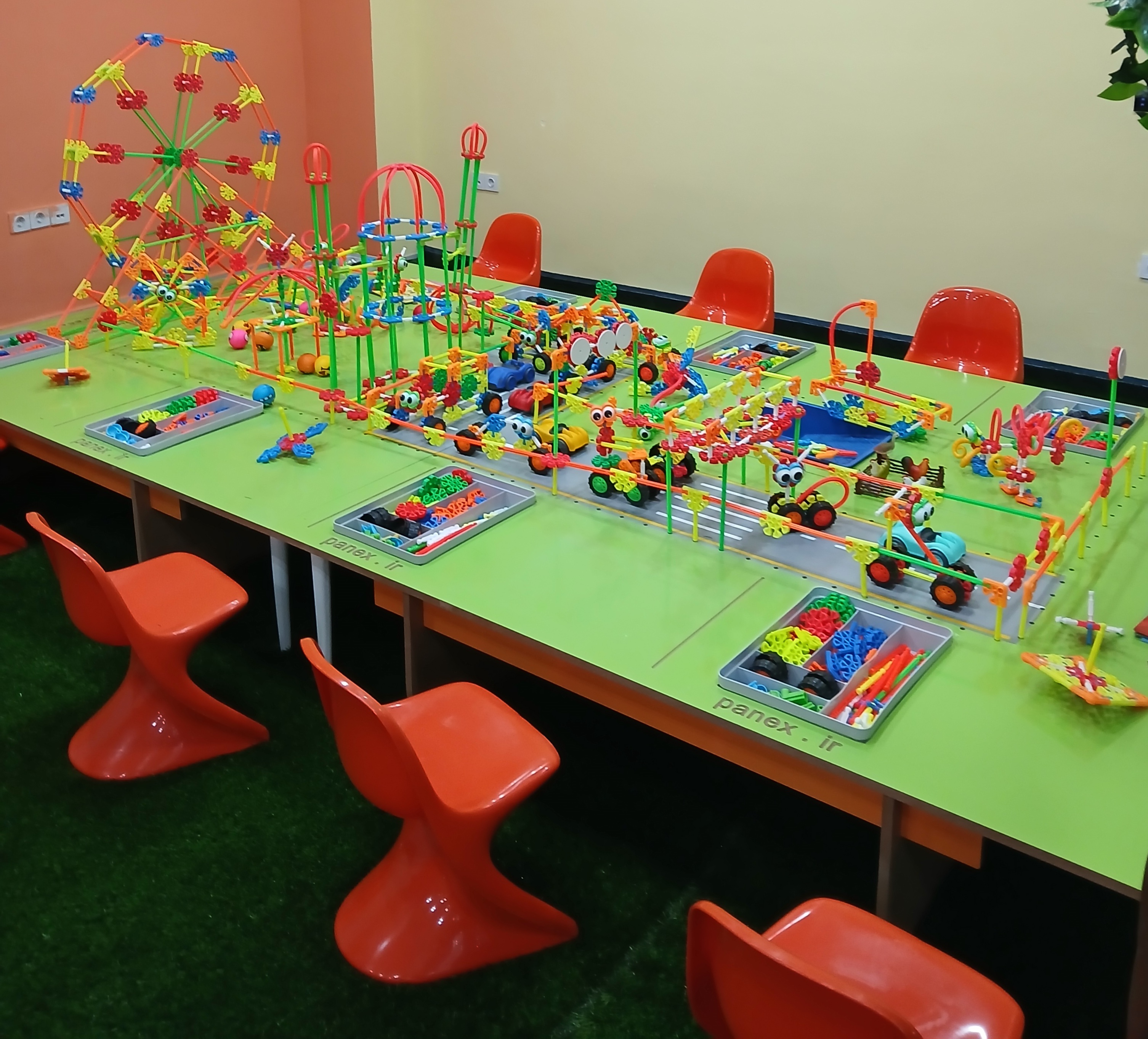 استند مهندسی خلاقیت 8 نفره - همراه با تجهیزات لازم و صندلی